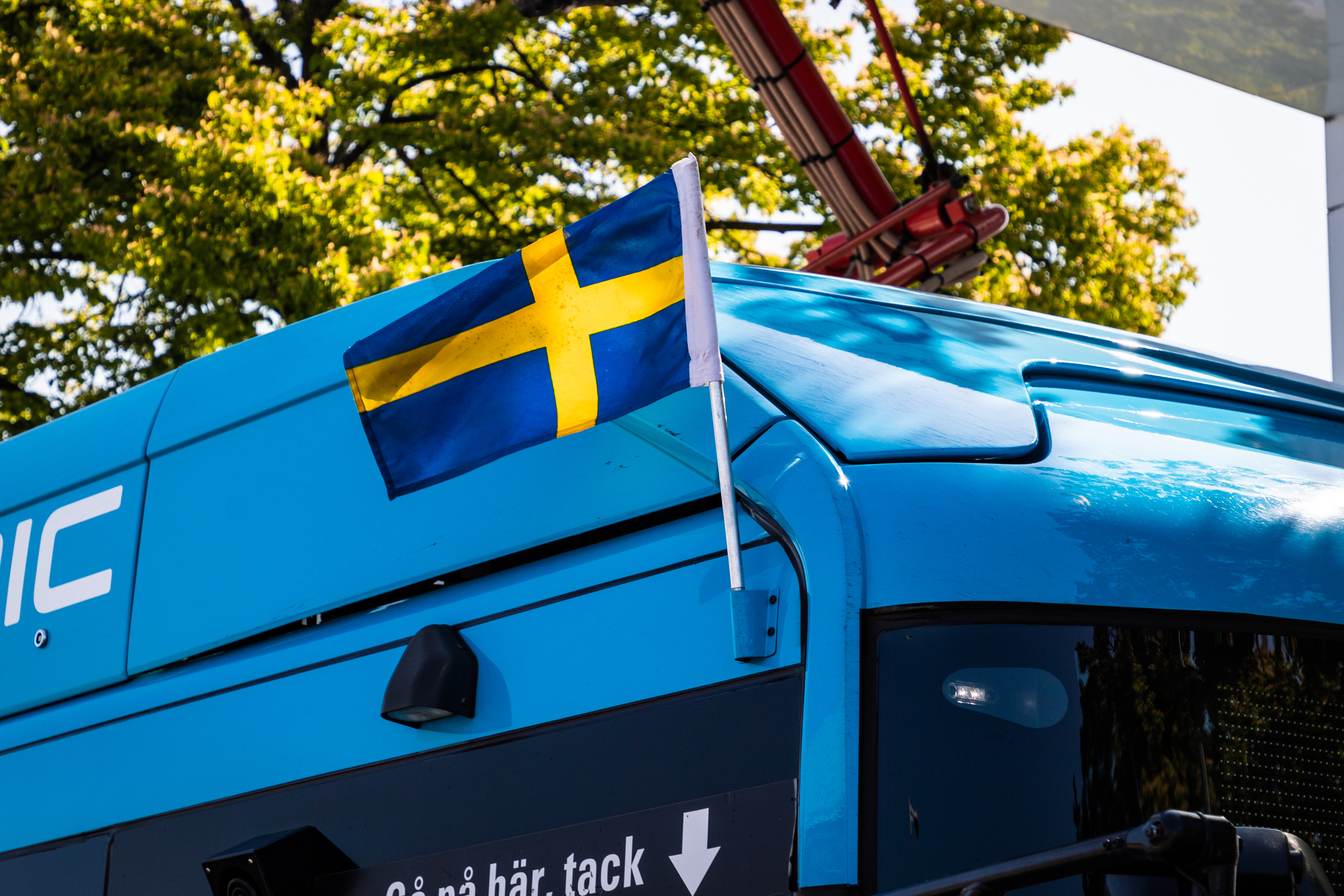 Västtrafiks buss med svensk flagga