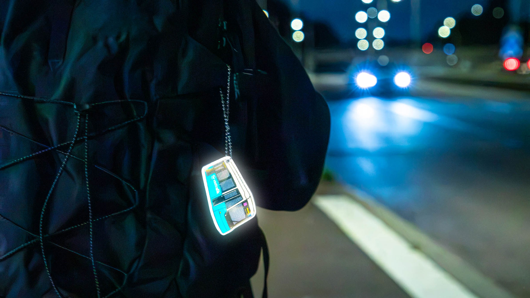Reflex i form av en spårvagn på en människa i trafiken