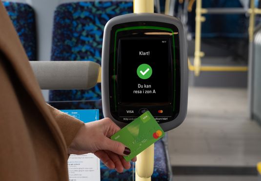 Resenär köper enkelbiljett med Blippa och Res ombord på buss i zon A