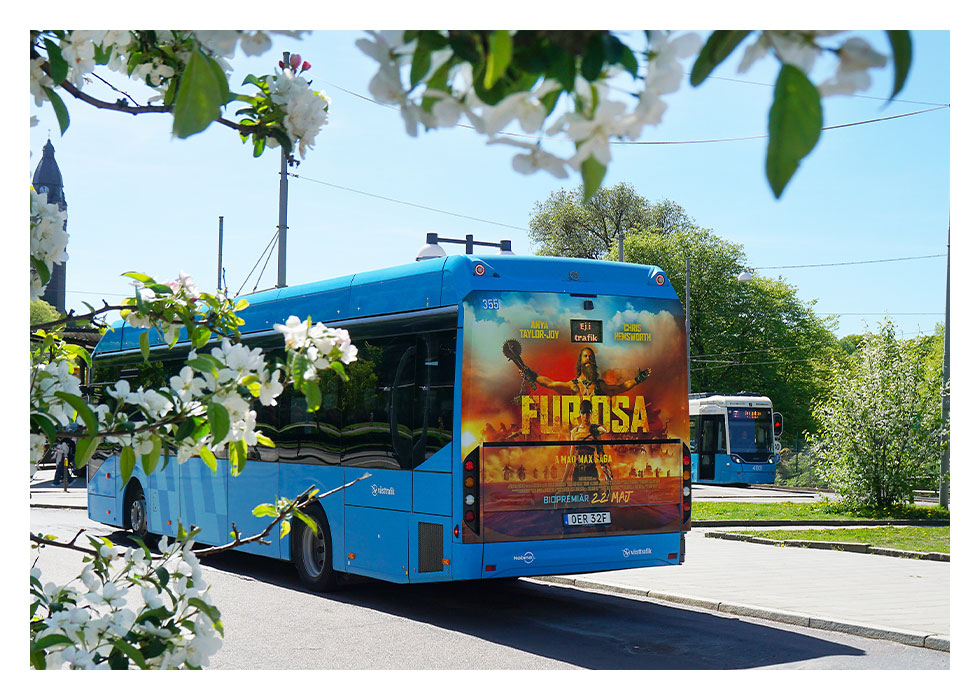 Buss med reklam på baksidan