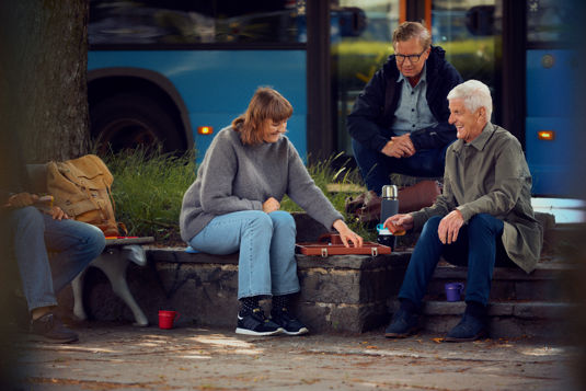 Seniorer på utflykt med buss