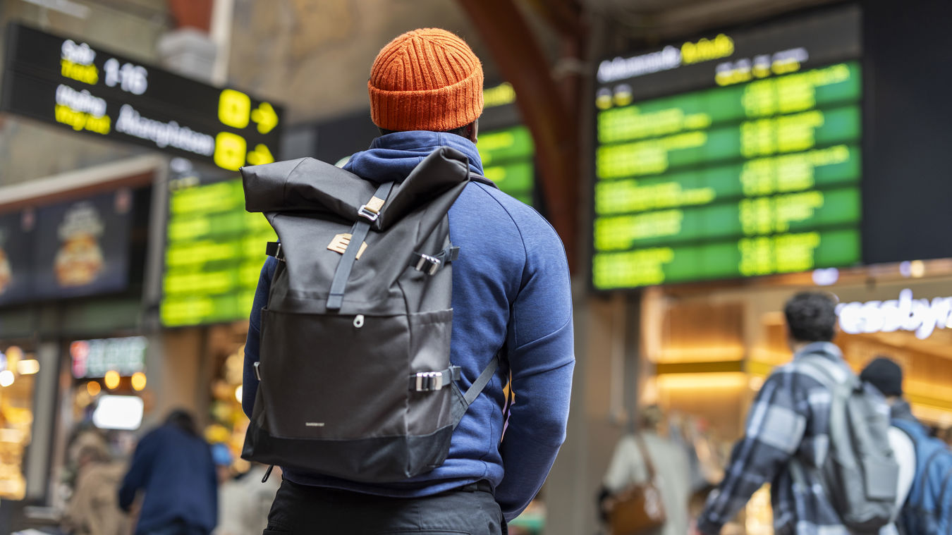 Resenär tittar på informationstavlor för avgångar Göteborg Central