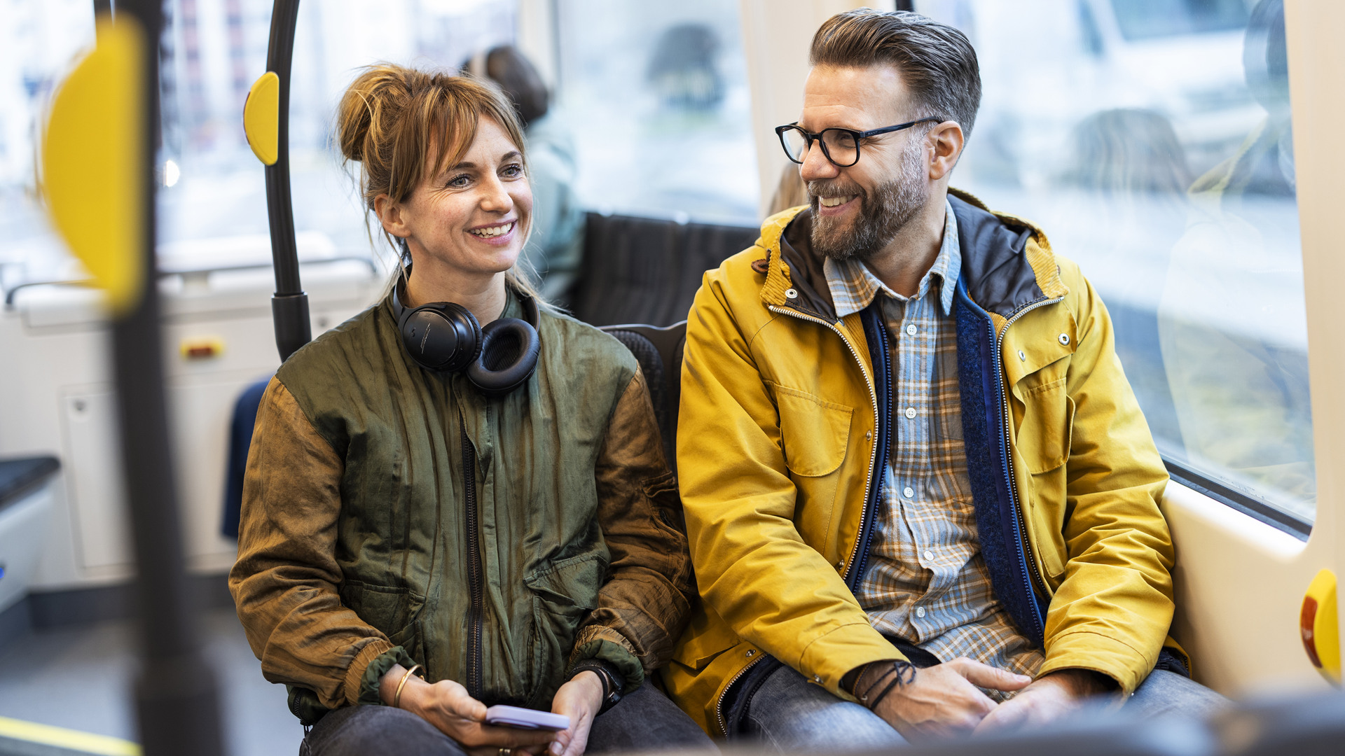 Två resenärer ombord på spårvagn